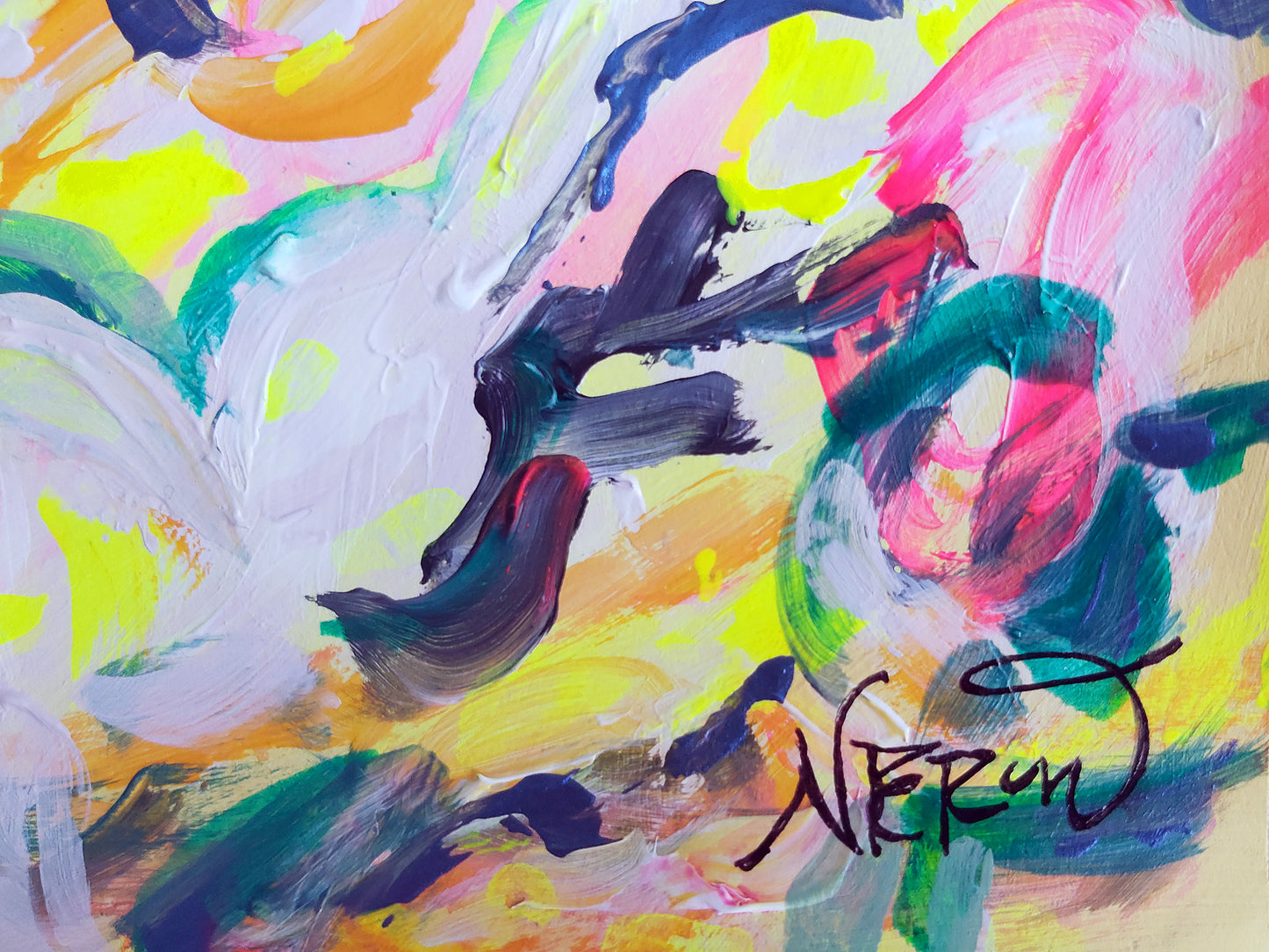 Detail of Avium Caos V by Audrey Néron – Abstract acrylic and ink artwork on Yupo paper, featuring vibrant colors, dynamic brushstrokes, and the artist's signature.